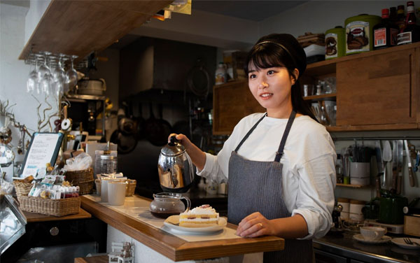 nhan-vien-ban-banh-trong-cua-hang